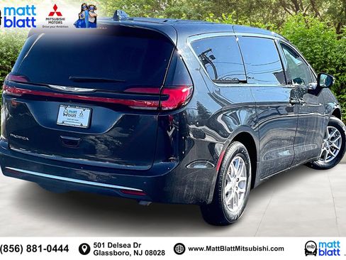 Used 2023 Chrysler Pacifica Touring-L image 14