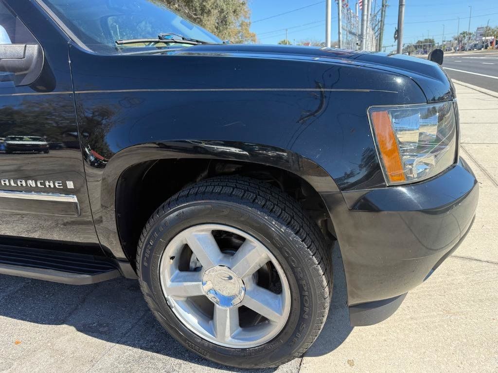 Used 2009 Chevrolet Avalanche LTZ RWD image 3