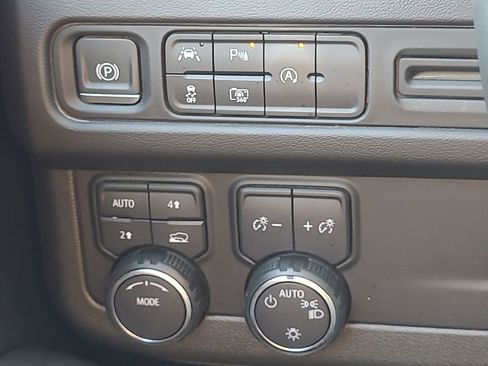 Used 2023 Chevrolet Suburban LT w/ LT Signature Plus Package image 18