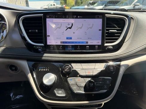 Used 2023 Chrysler Pacifica Touring-L FWD image 19