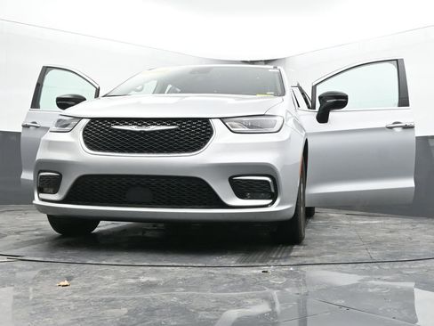 Used 2024 Chrysler Pacifica Touring-L FWD image 70