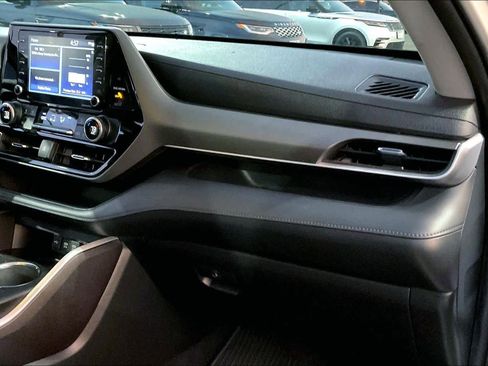 Used 2021 Toyota Highlander L image 18