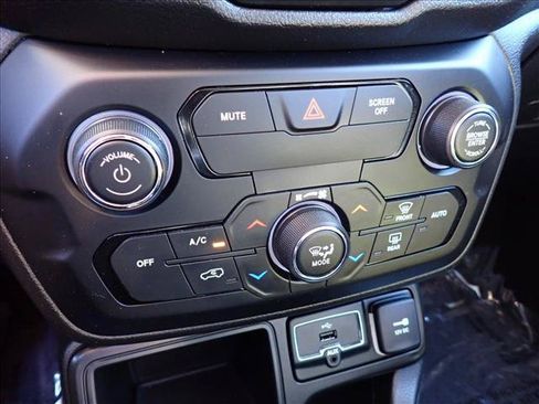 Used 2018 Jeep Renegade Latitude FWD image 19