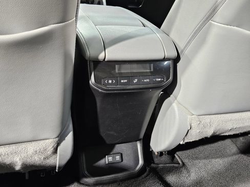 Used 2021 Toyota Highlander XLE FWD image 37