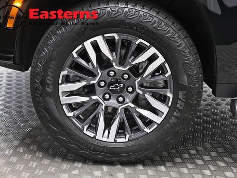 Used 2025 Chevrolet Suburban Z71 AWD/4WD image 34