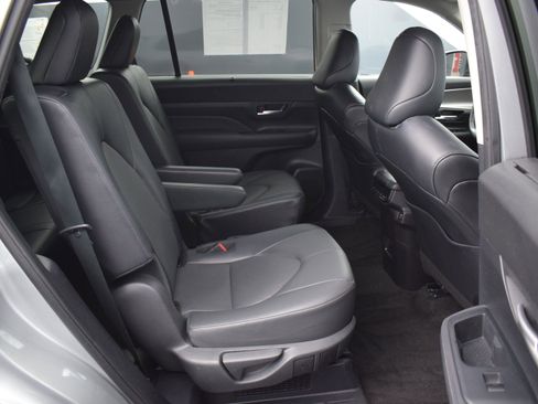 Used 2024 Toyota Grand Highlander XLE image 11