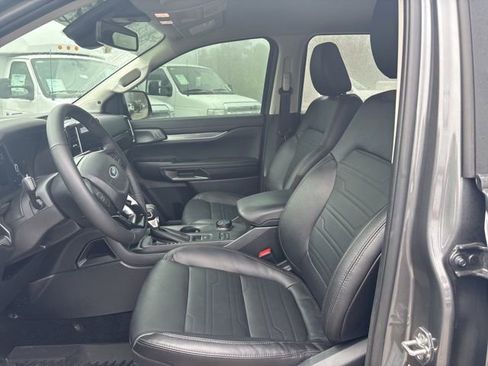 Used 2025 Ford Ranger Lariat w/ Black Appearance Package image 9