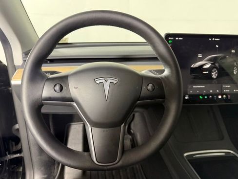 Used 2022 Tesla Model Y Long Range image 16