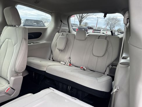 Used 2017 Chrysler Pacifica Touring image 30