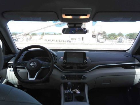 Used 2025 Nissan Altima 2.5 SV FWD image 6