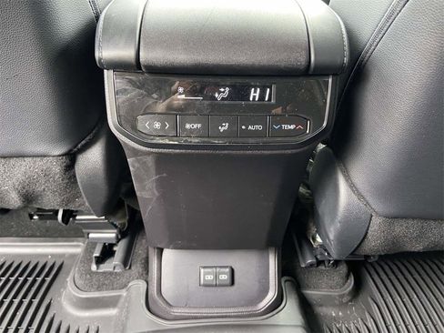 Used 2025 Toyota Highlander XLE image 16