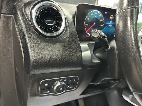 Used 2021 Mercedes-Benz GLB 250 4MATIC image 28