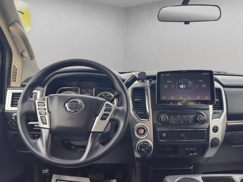 Used 2019 Nissan Titan SV image 14