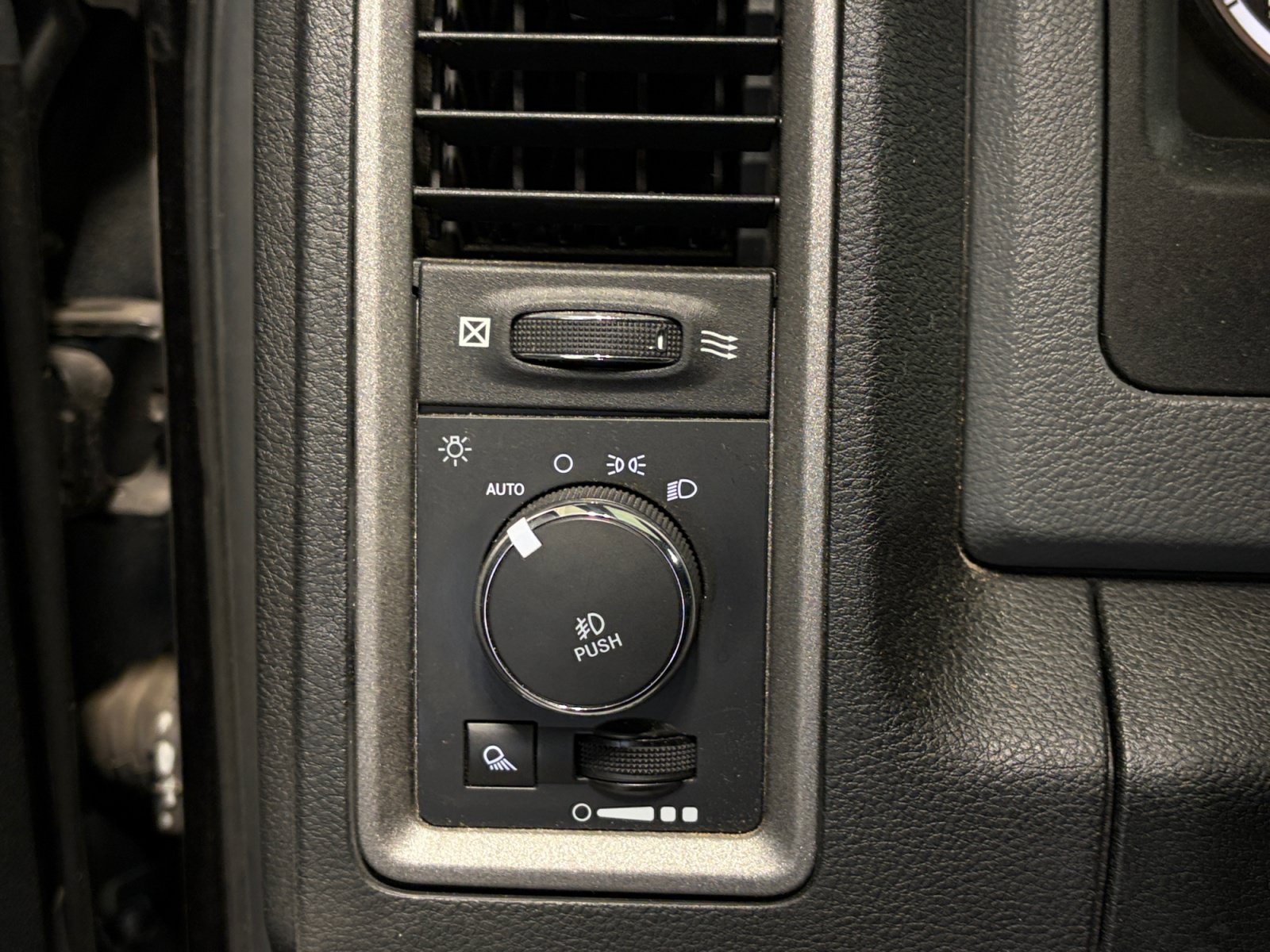 Used 2018 RAM 1500 Express RWD image 20