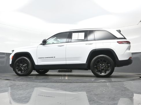 Used 2024 Jeep Grand Cherokee Altitude image 26