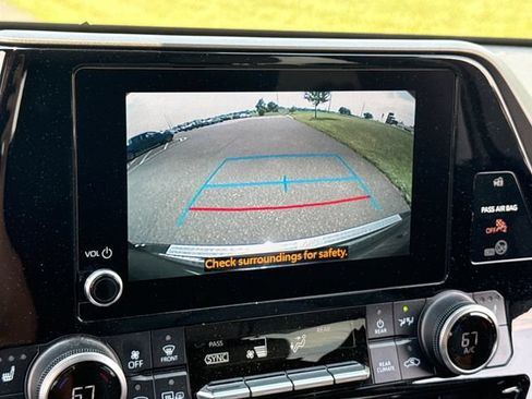 Used 2023 Toyota Highlander XLE AWD/4WD image 32