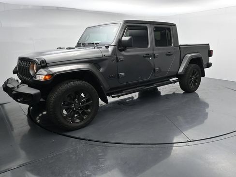 Used 2025 Jeep Gladiator Sport AWD/4WD image 4