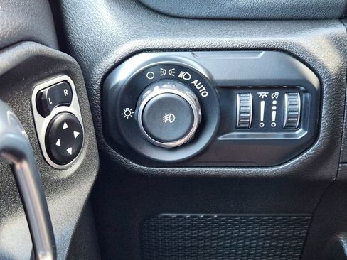 Used 2020 Jeep Wrangler Unlimited Sahara AWD/4WD image 31