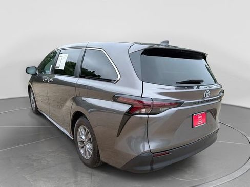 Used 2024 Toyota Sienna XLE FWD image 6