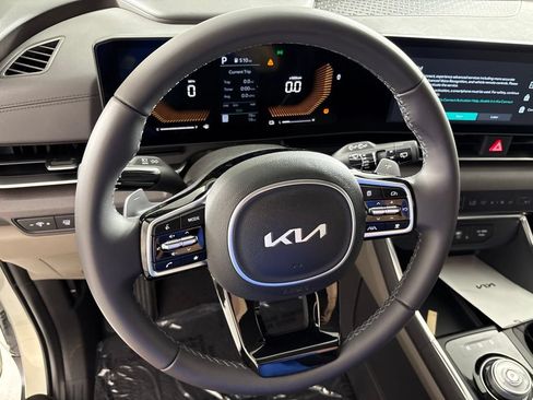 New 2026 Kia Carnival EX FWD image 30