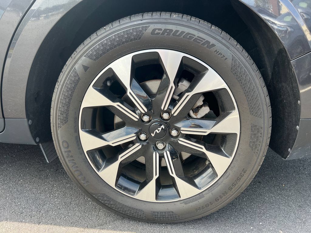 Used 2024 Kia Carnival EX FWD image 19