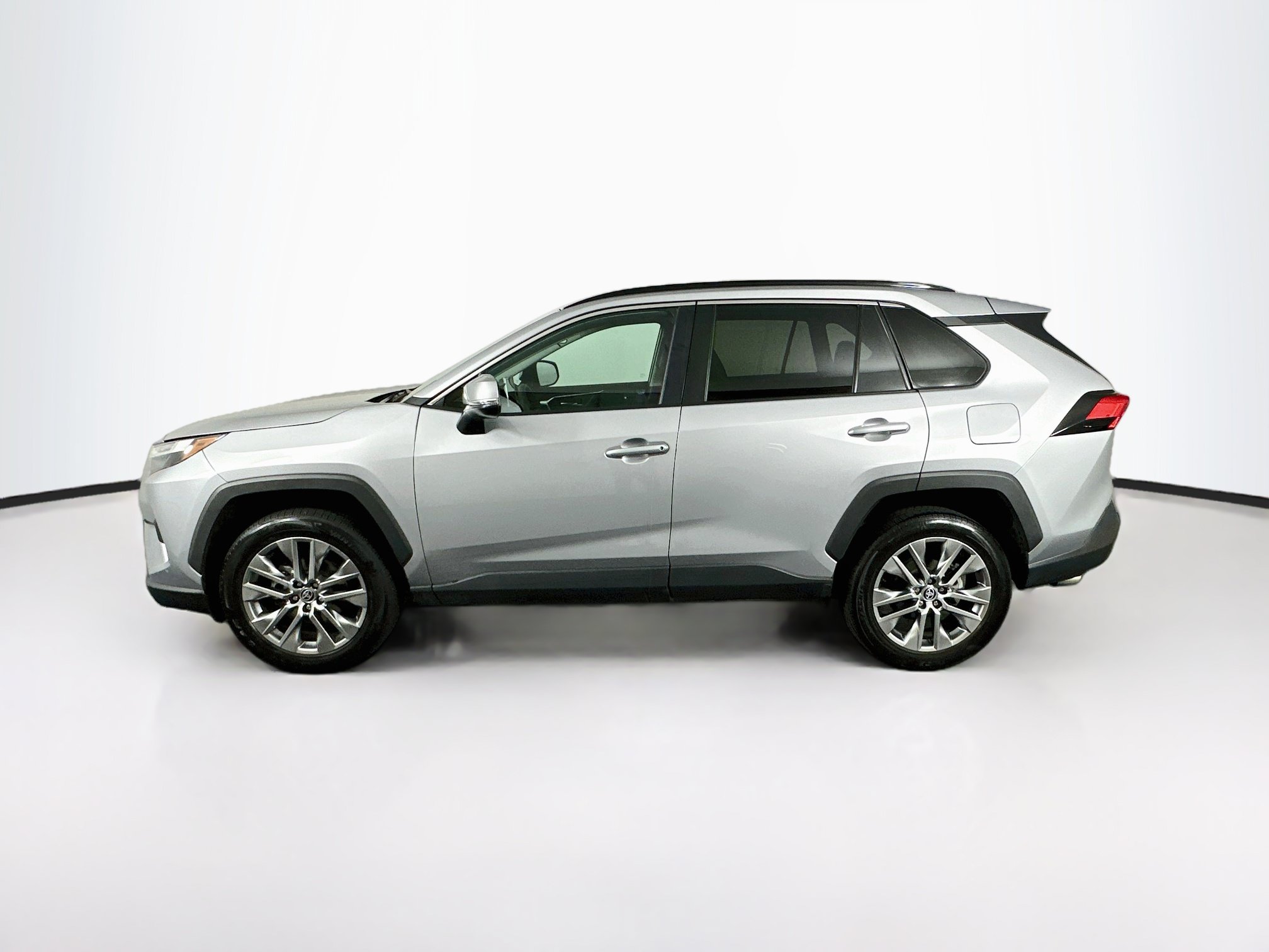 Used 2023 Toyota RAV4 XLE Premium FWD image 4