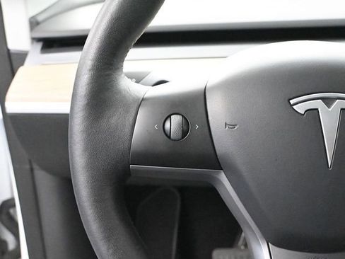 Used 2022 Tesla Model Y Long Range image 23