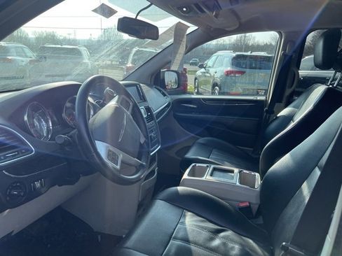 Used 2015 Chrysler Town & Country Touring image 6