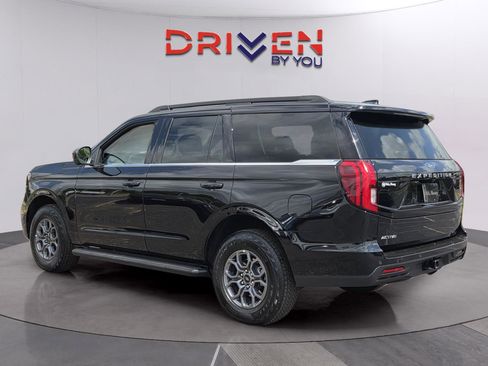 Used 2025 Ford Expedition Active RWD image 3