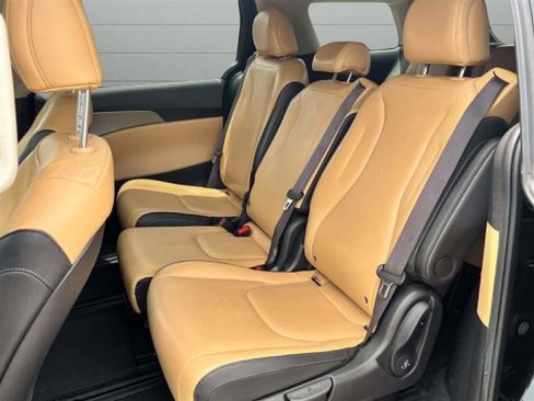 Used 2023 Kia Carnival LX FWD image 17