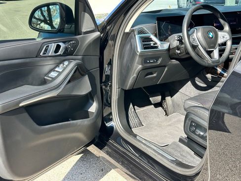 Used 2025 BMW X7 xDrive40i w/ Premium Package image 18