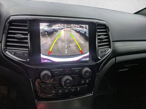 Used 2019 Jeep Grand Cherokee Altitude image 17