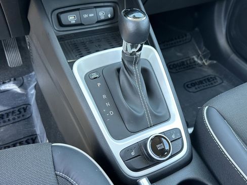 Used 2024 Hyundai Venue Limited image 24