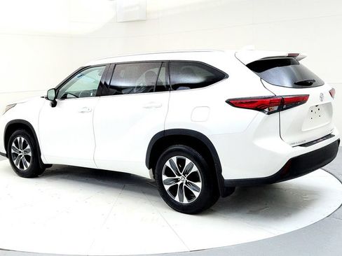 Used 2021 Toyota Highlander XLE AWD/4WD image 4