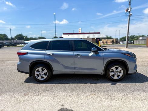 Used 2023 Toyota Highlander LE AWD/4WD image 21