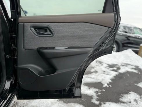 Used 2022 Nissan Rogue S image 17