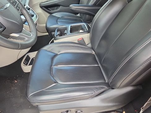 Used 2023 Chrysler Pacifica Touring-L FWD image 17