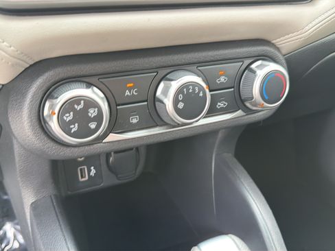 Used 2020 Nissan Versa SV FWD image 26