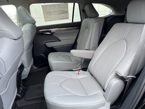 New 2026 Toyota Highlander Platinum image 23