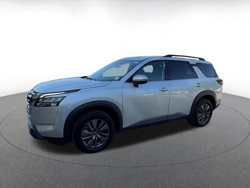Used 2025 Nissan Pathfinder SV FWD image 8