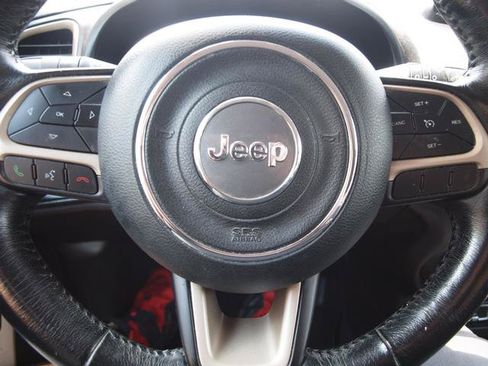 Used 2017 Jeep Renegade Latitude AWD/4WD image 9