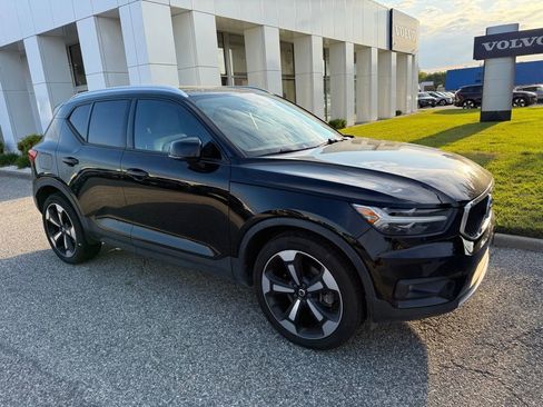 Used 2022 Volvo XC40 T4 Momentum FWD image 2