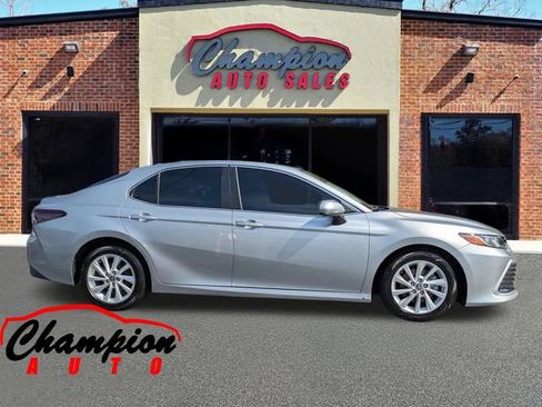Used 2021 Toyota Camry LE FWD image 3
