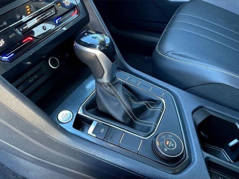 Used 2022 Volkswagen Tiguan SE image 15