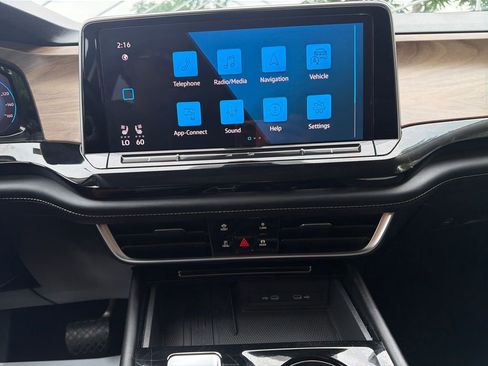 Used 2025 Volkswagen Atlas SE FWD image 37