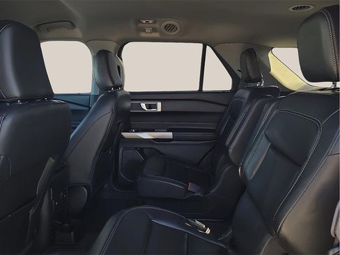 Used 2022 Ford Explorer XLT w/ Equipment Group 202A image 8