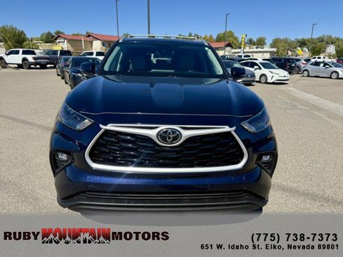 Used 2022 Toyota Highlander XLE image 2