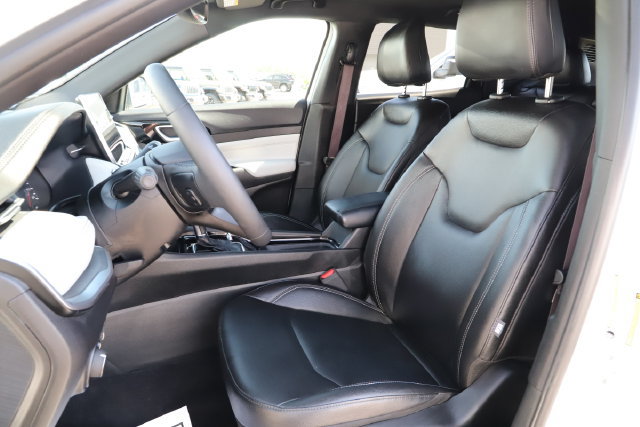 Used 2025 Jeep Compass Limited AWD/4WD image 13