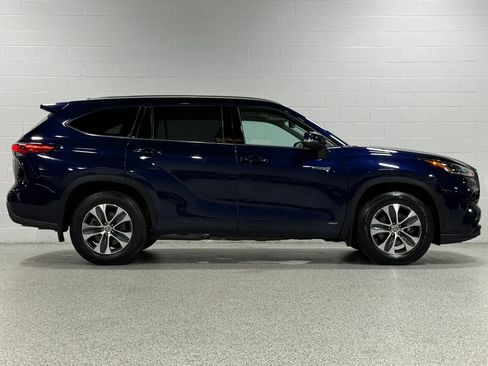 Used 2021 Toyota Highlander XLE AWD/4WD image 5