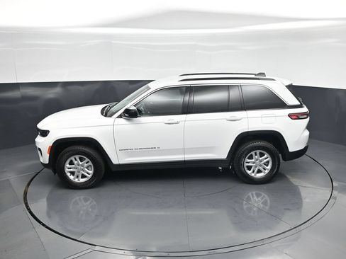 Used 2025 Jeep Grand Cherokee Laredo w/ Luxury Tech Group I AWD/4WD image 37